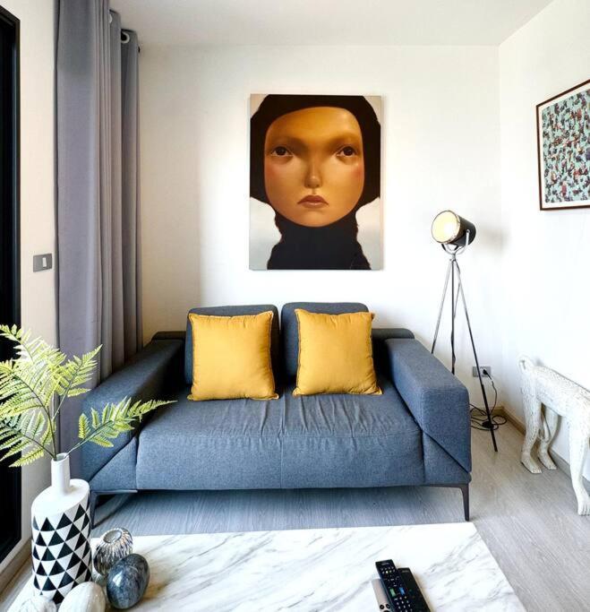 Apartment Luxury Art Downtown Metro Bangkok-kitchen-living *