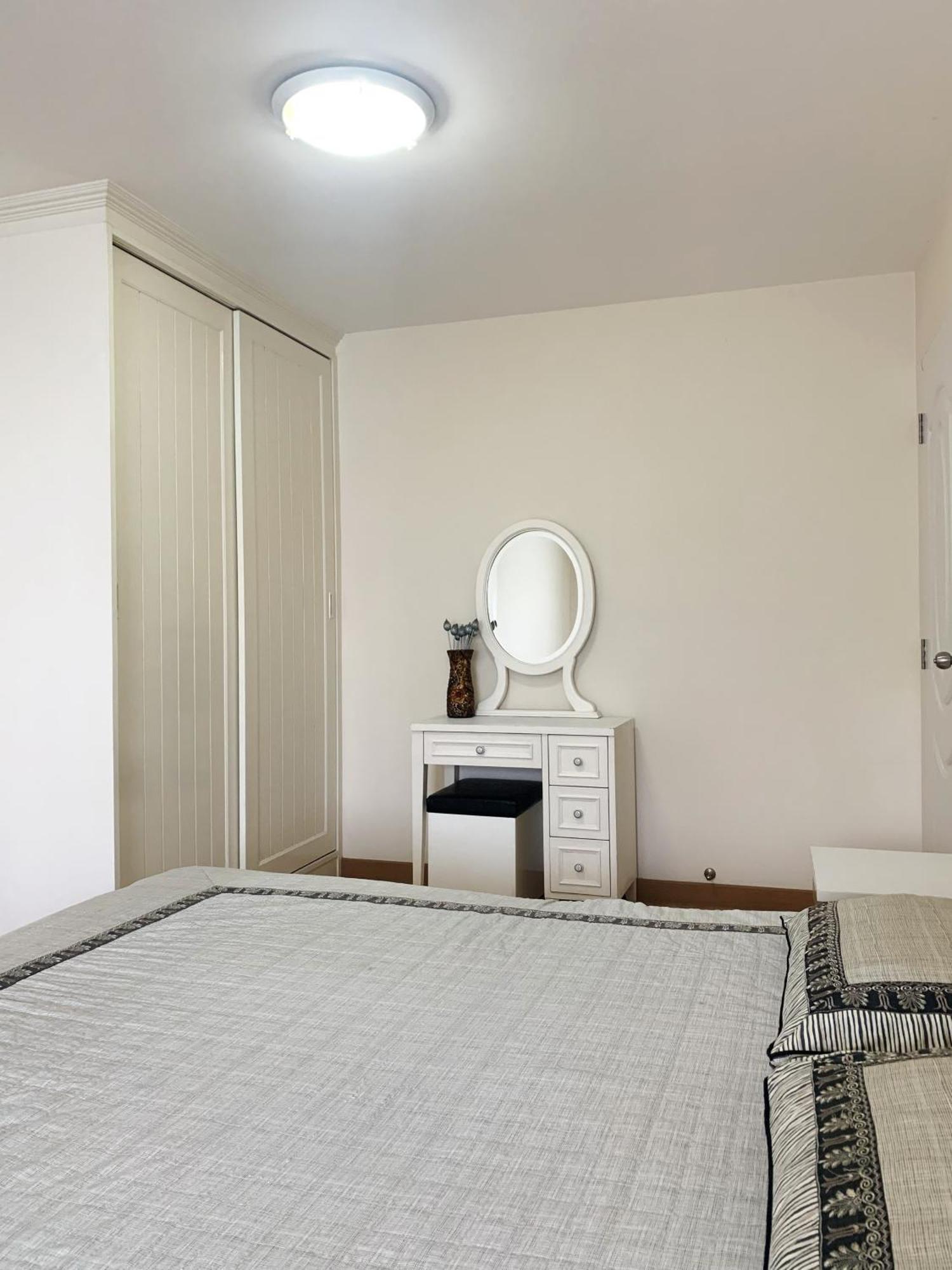 Apartment Charming Resident Near Bts Ekkamai Station Bangkok