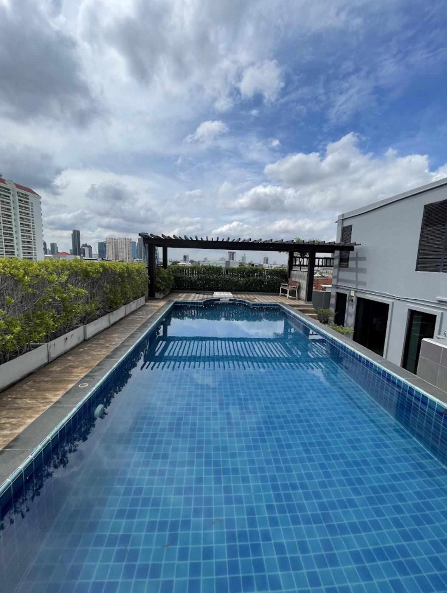 1 Big Br Near Bts Ekkamai - Sky Pool & Gym Bangkok