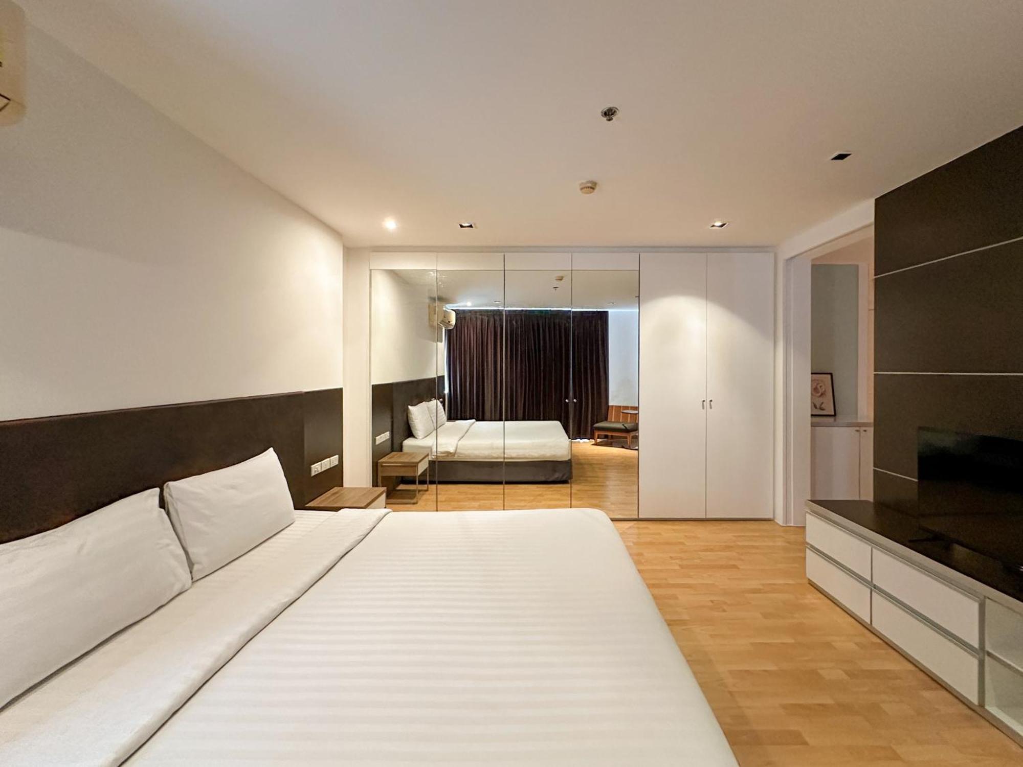 Nantiruj Tower: Serviced In Sukhumvit Soi 8 Apartment