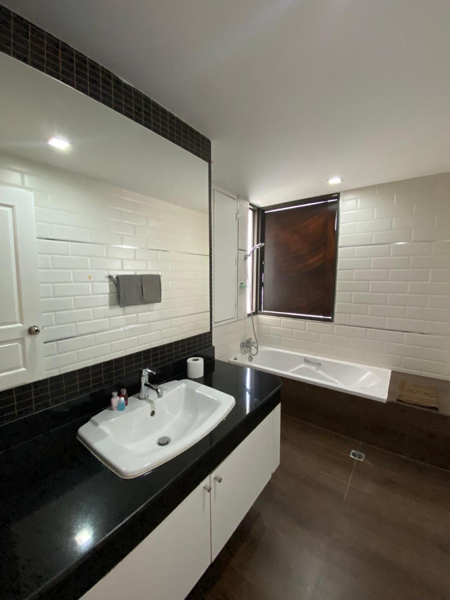 Nantiruj Tower: Serviced In Sukhumvit Soi 8 *