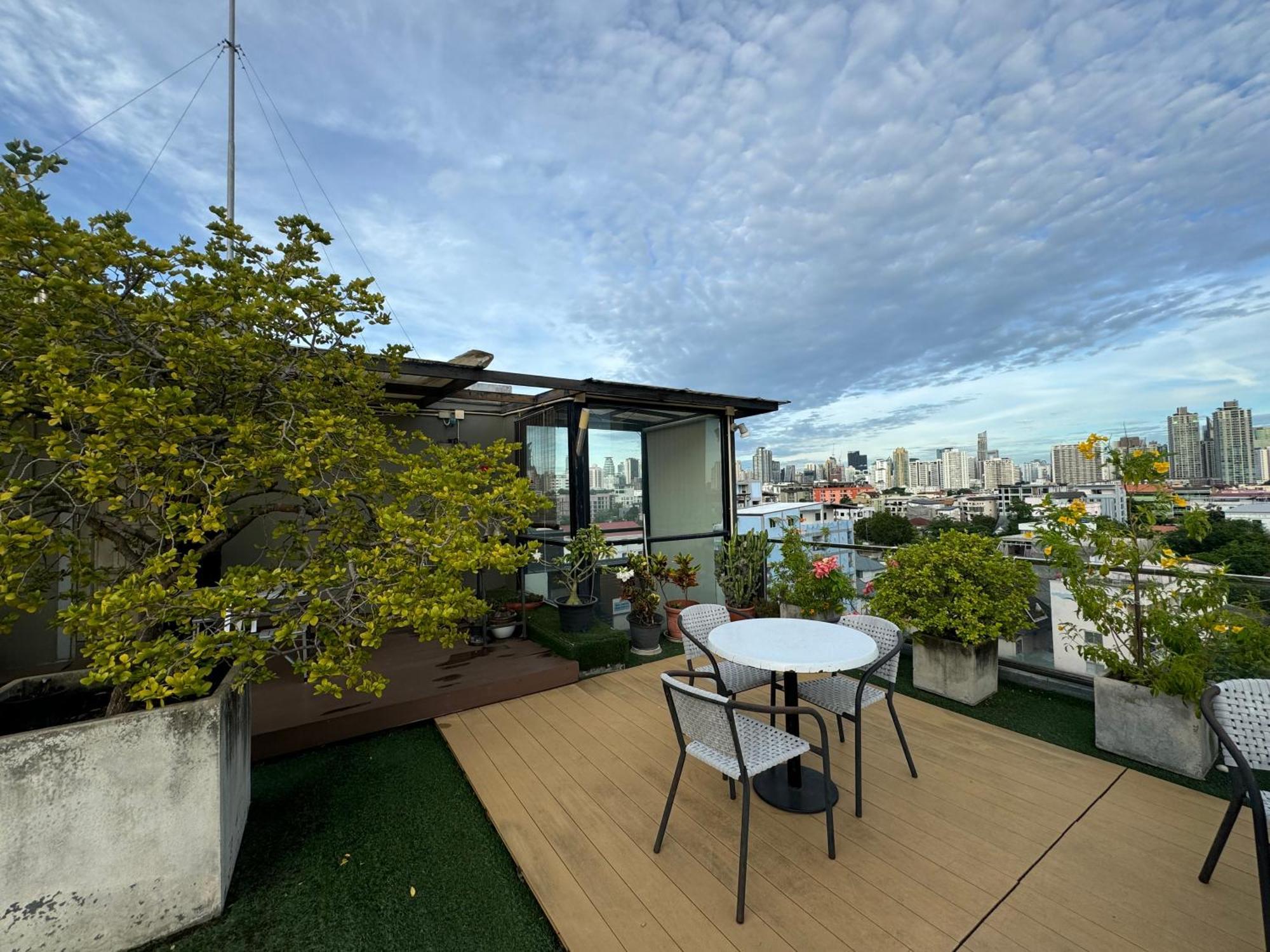 Pangsapuri W8 Rise Lux Condo, 3 Bedroom Penthouse, Hip Bkk 5 Min From Thonglo Bts Station, Ok After The Earthquake