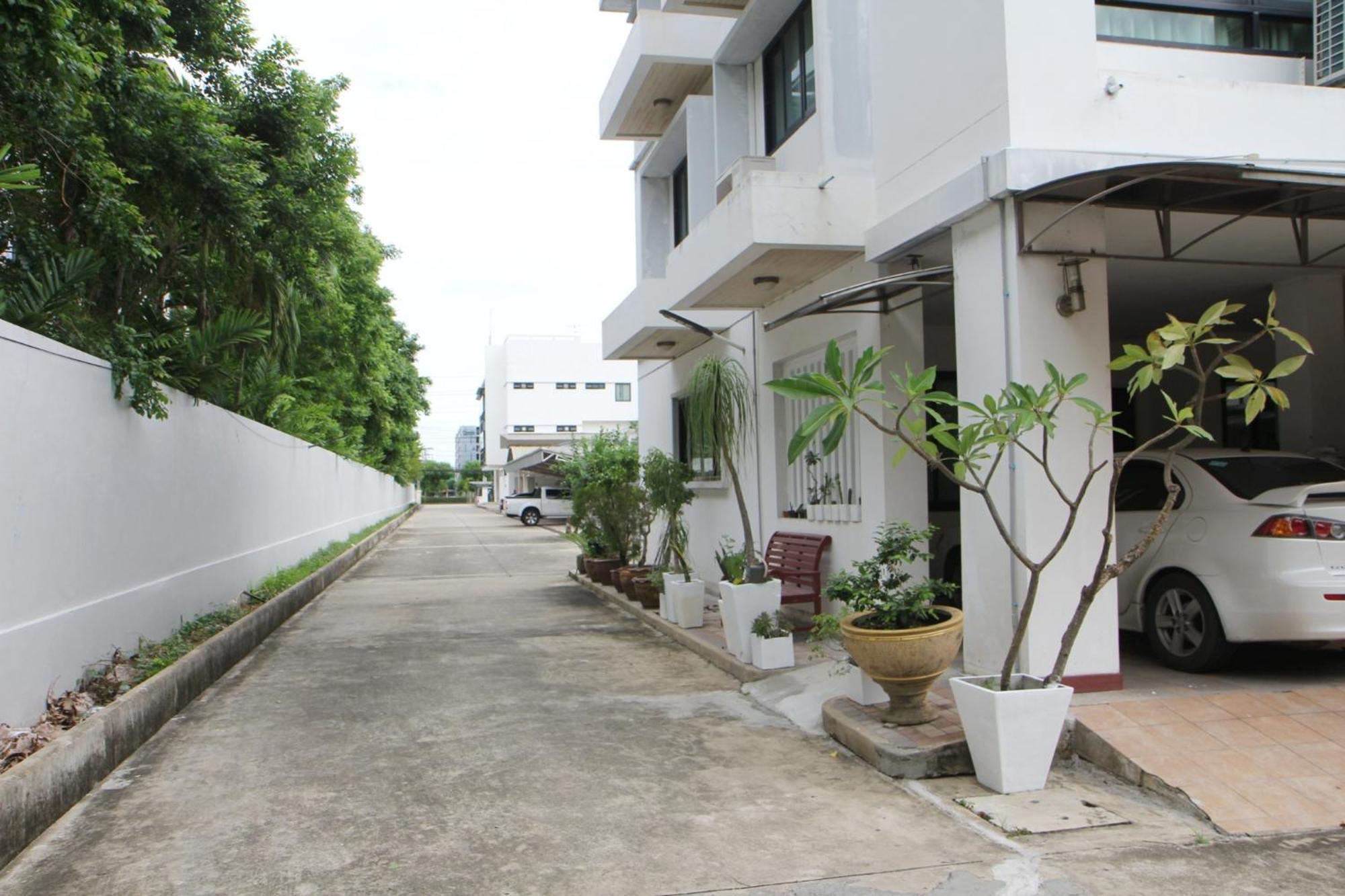 ลาดกระบัง ใกล้สนามบิน แบบอบอุ่นส่วนตัว Rumah tetamu Bangkok