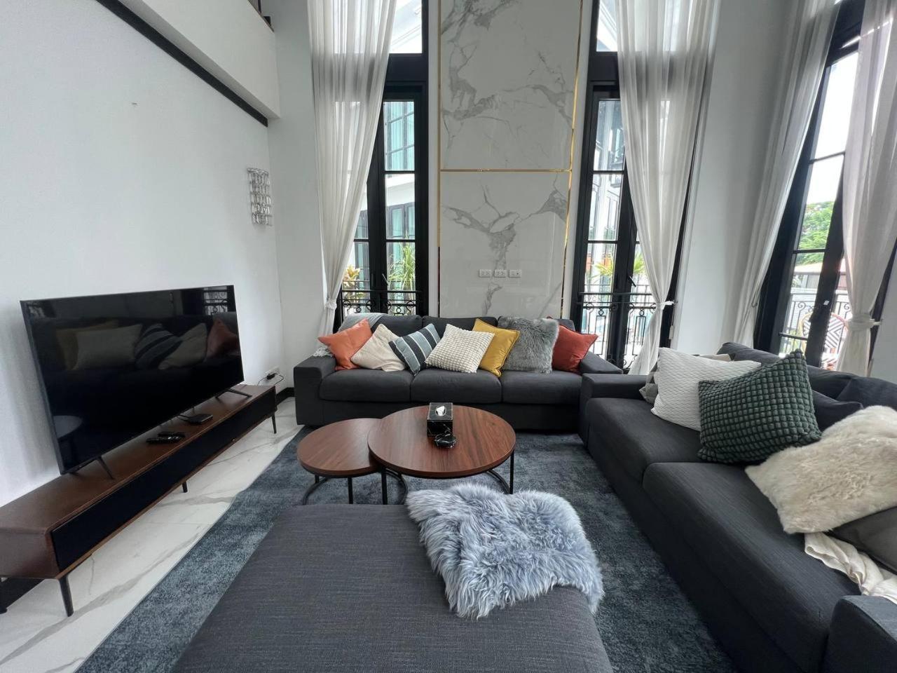 Luxury Pool 5br 12pax With Private Lift In Ekkamai Bangkok