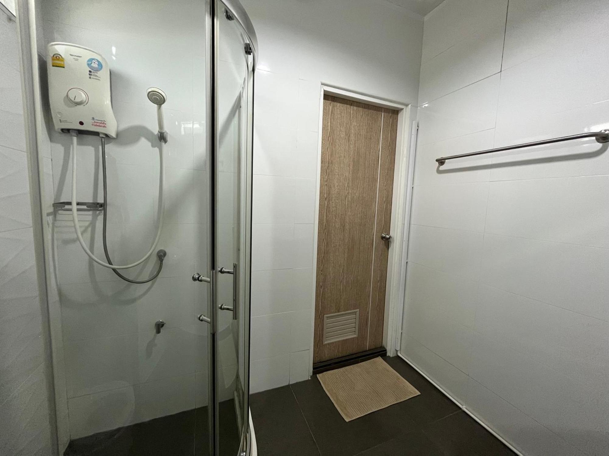 Dao Jaras Fah Hometel ดาวจรัสฟ้าโฮมเทล Bangkok