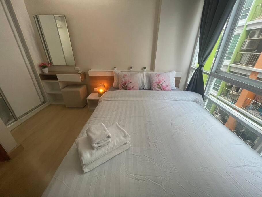 Cozy At Huai Khwang Close To Mrt Apartment