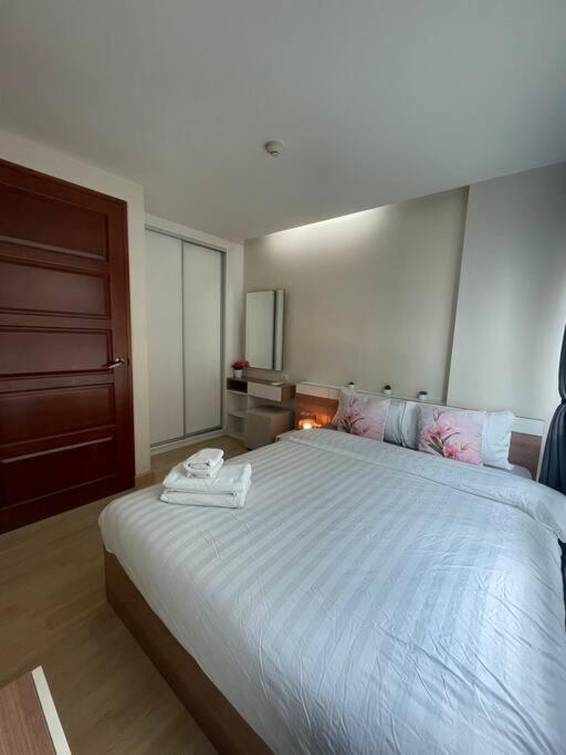 Apartment Cozy At Huai Khwang Close To Mrt Bangkok