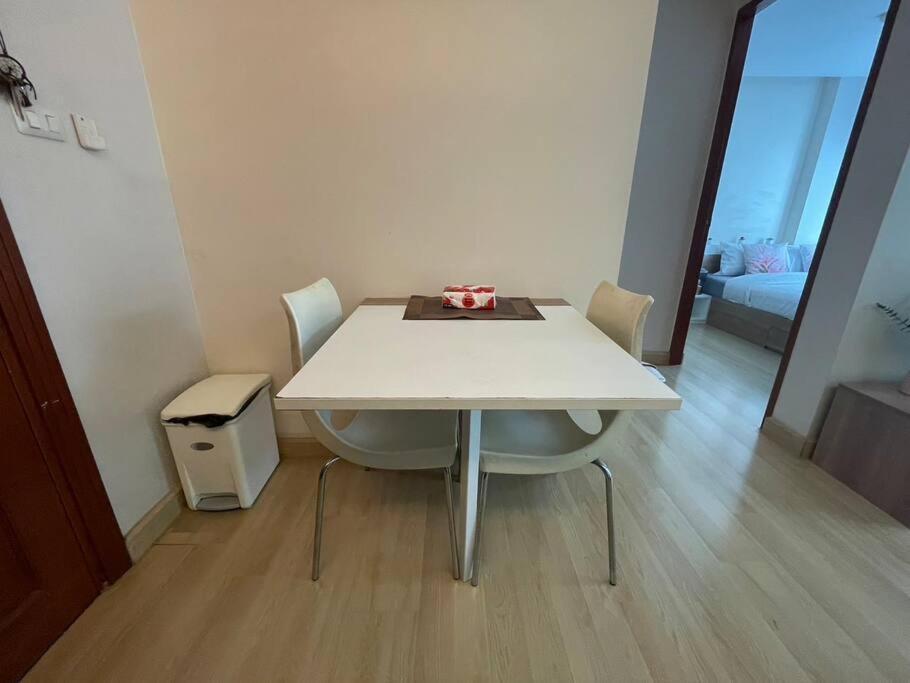 Apartment Cozy At Huai Khwang Close To Mrt