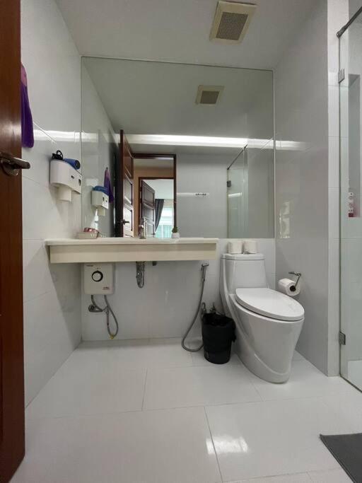Apartment Cozy At Huai Khwang Close To Mrt