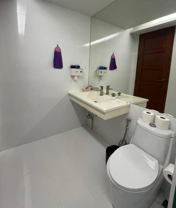 Cozy At Huai Khwang Close To Mrt Apartment Bangkok