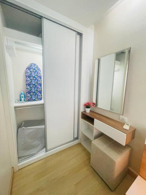 Cozy At Huai Khwang Close To Mrt Apartment