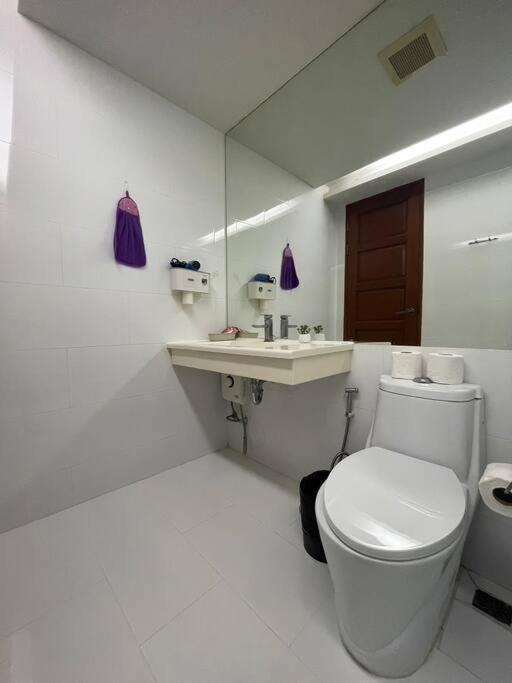 Apartment Cozy At Huai Khwang Close To Mrt