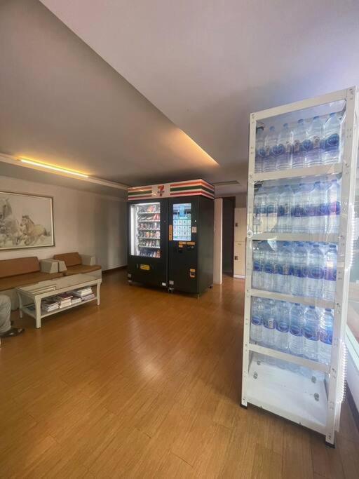 Cozy At Huai Khwang Close To Mrt Apartment Bangkok