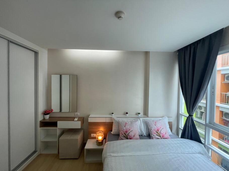 Cozy At Huai Khwang Close To Mrt Apartment