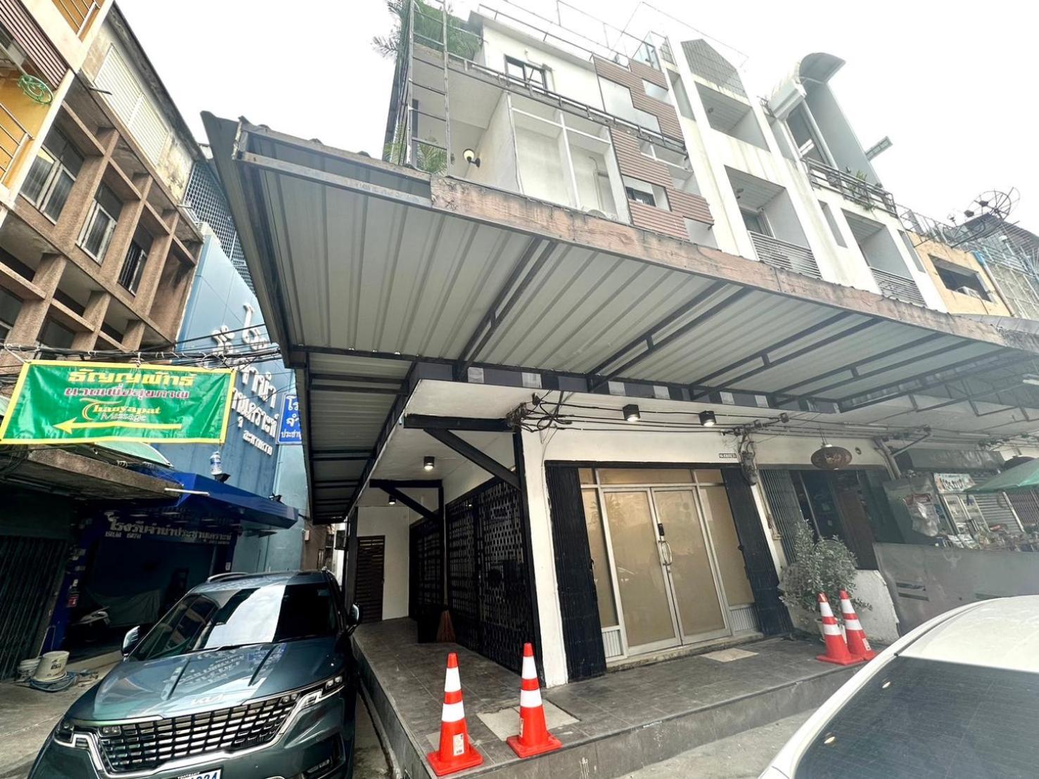 The White Den Chatuchak Hostel *