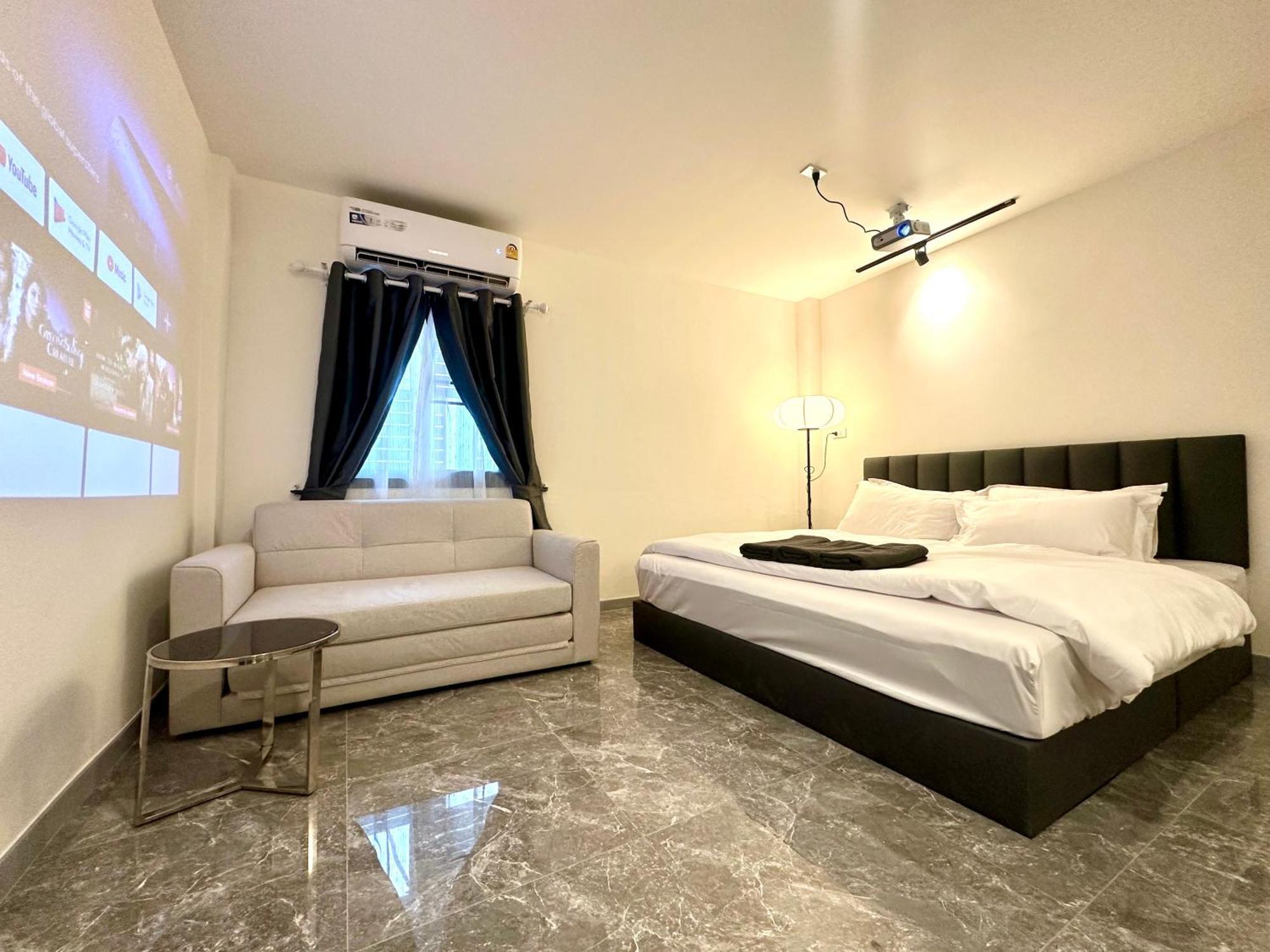 The White Den Chatuchak Hostel