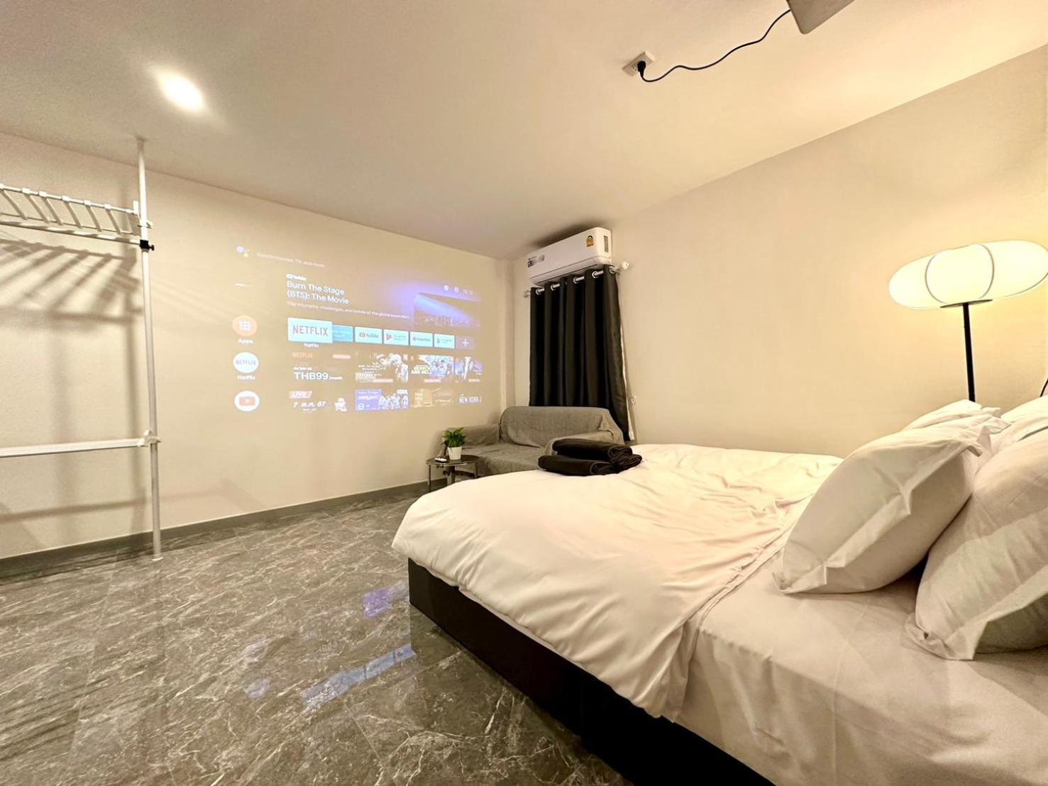 The White Den Chatuchak Hostel *