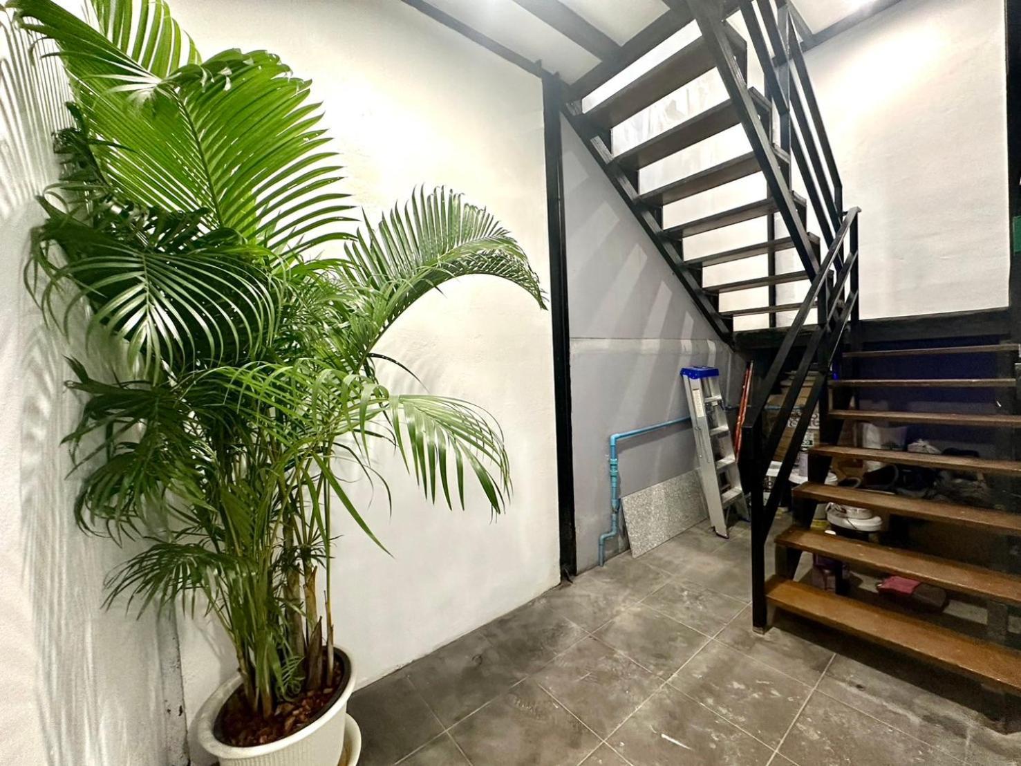The White Den Chatuchak Hostel