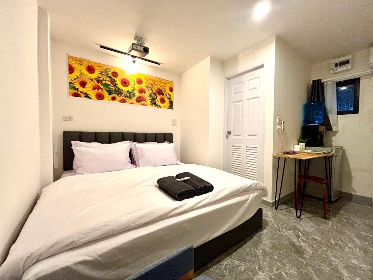 The White Den Chatuchak Hostel Bangkok