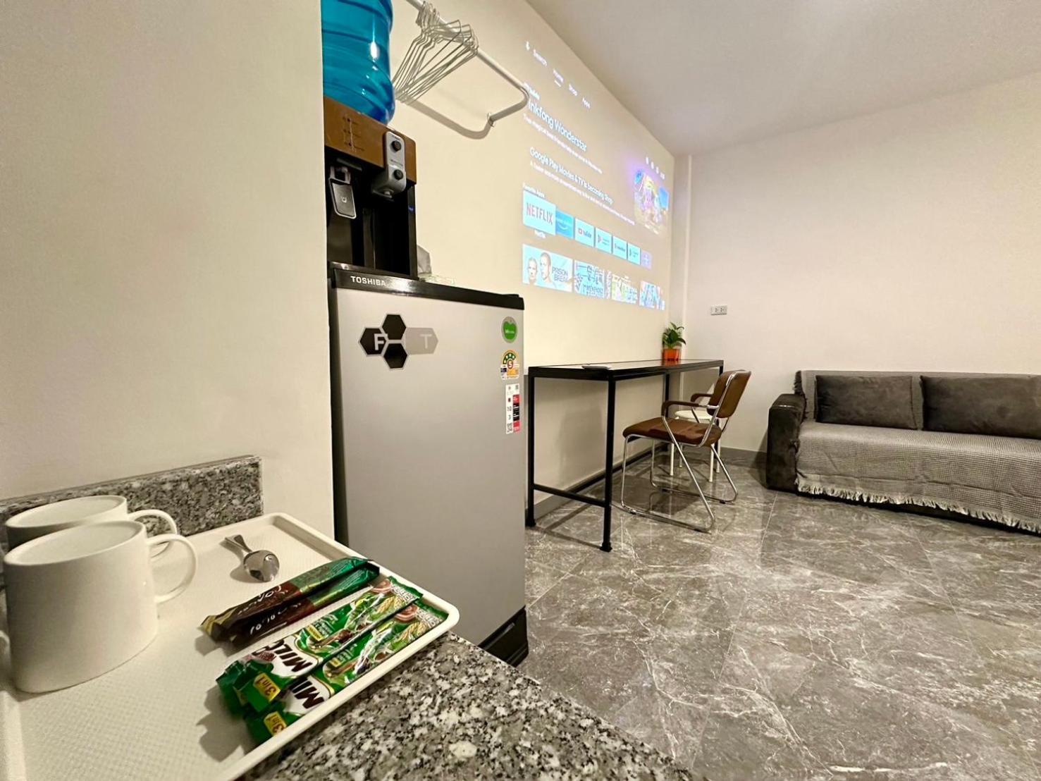 The White Den Chatuchak Hostel