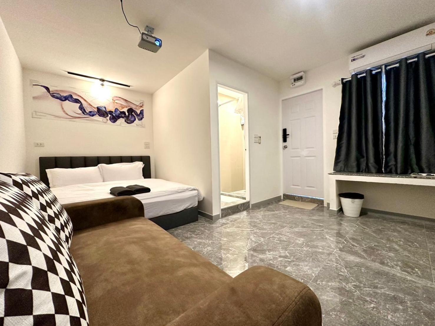 The White Den Chatuchak Hostel