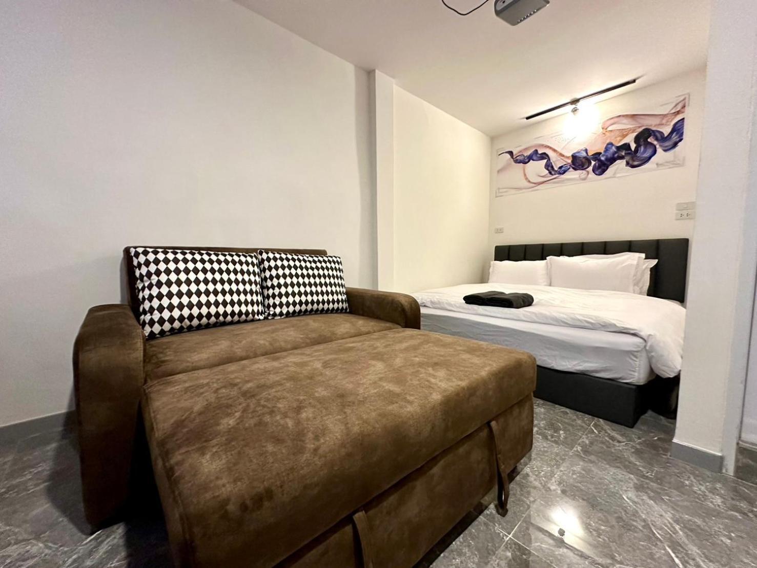 The White Den Chatuchak Hostel Bangkok