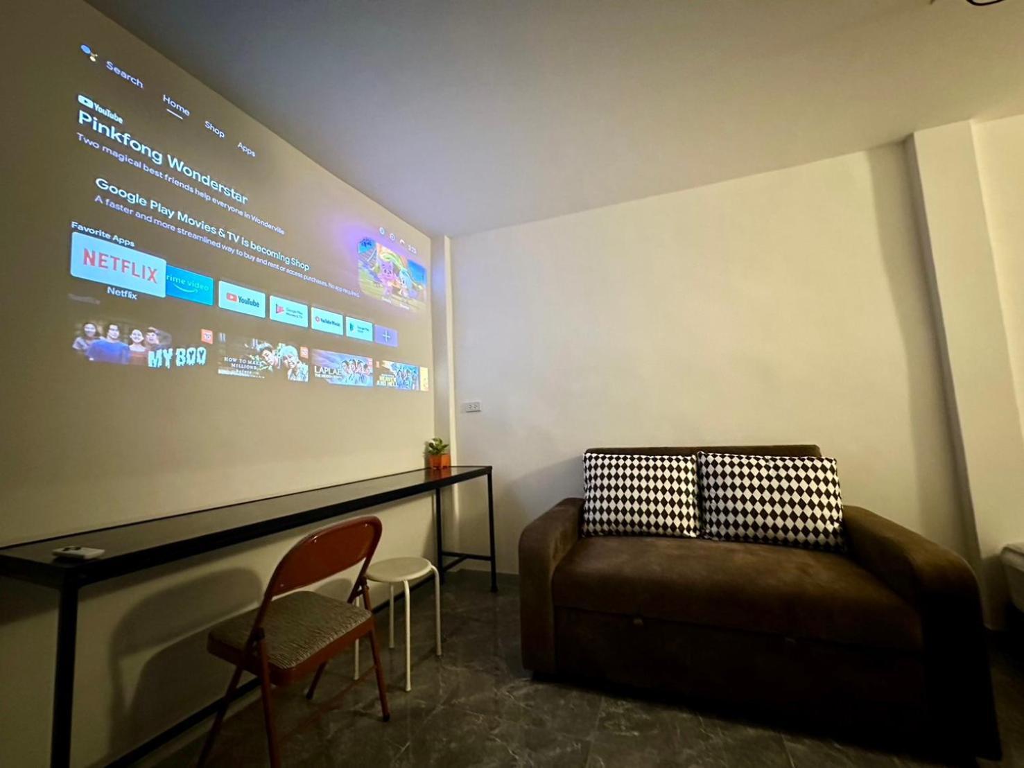 The White Den Chatuchak Hostel