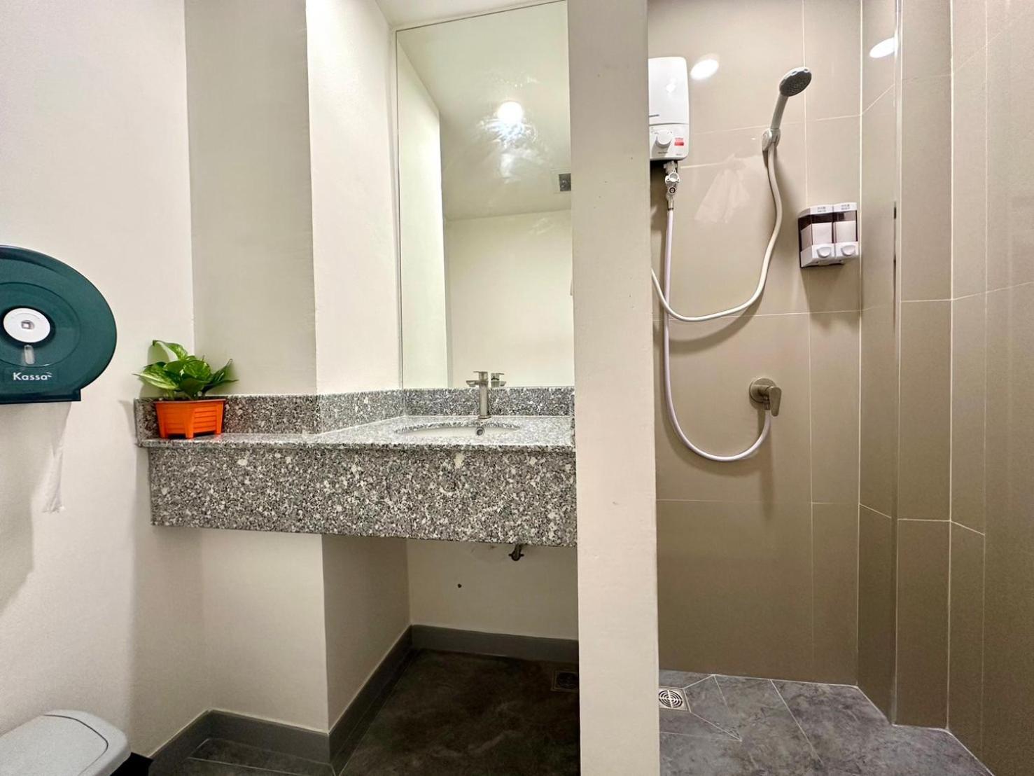 The White Den Chatuchak Hostel Bangkok