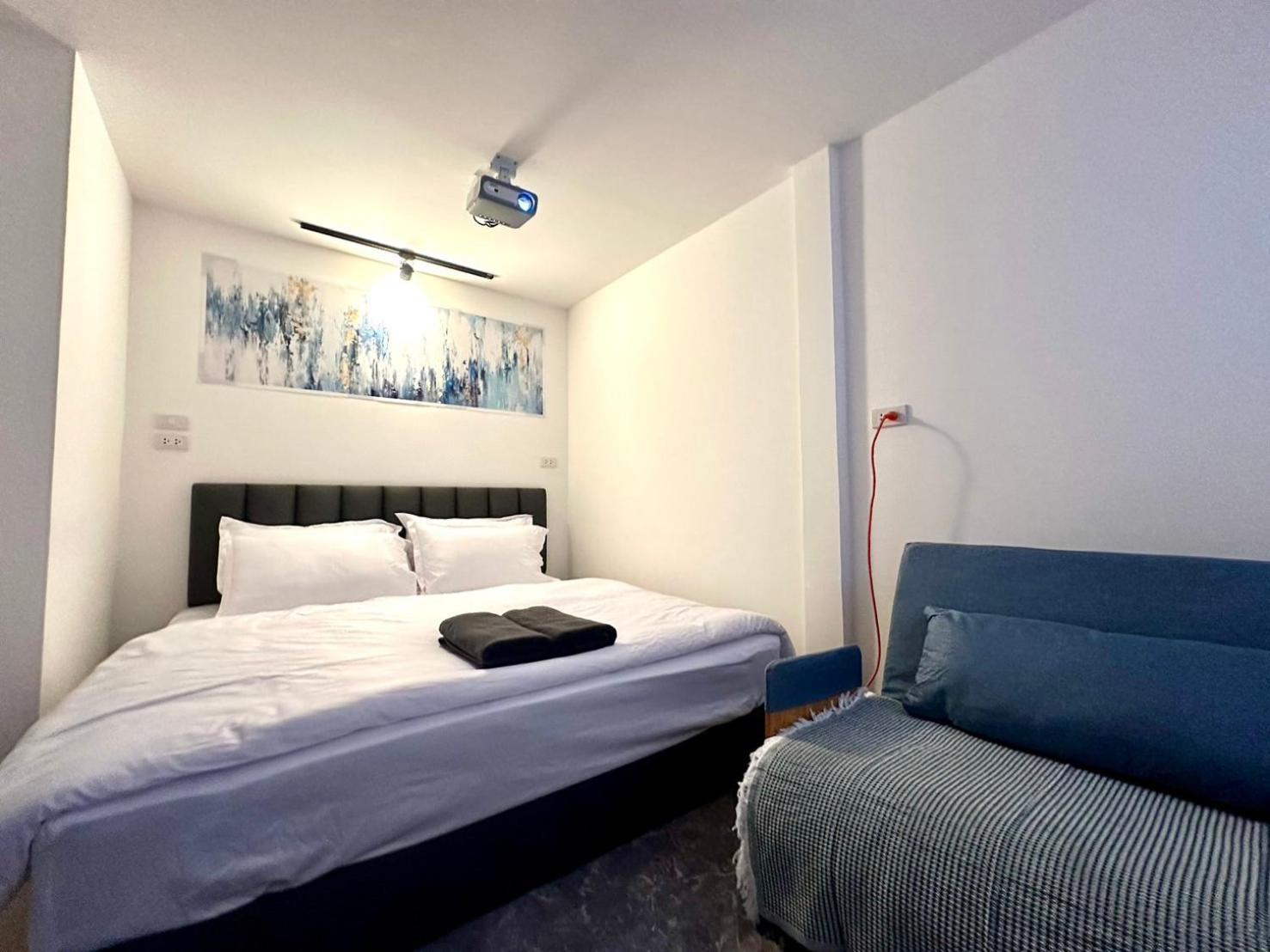 The White Den Chatuchak Hostel