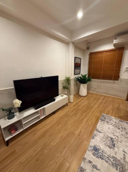 Huge 4 Story Japanese House Sleeps 9 Center Holiday home Bangkok