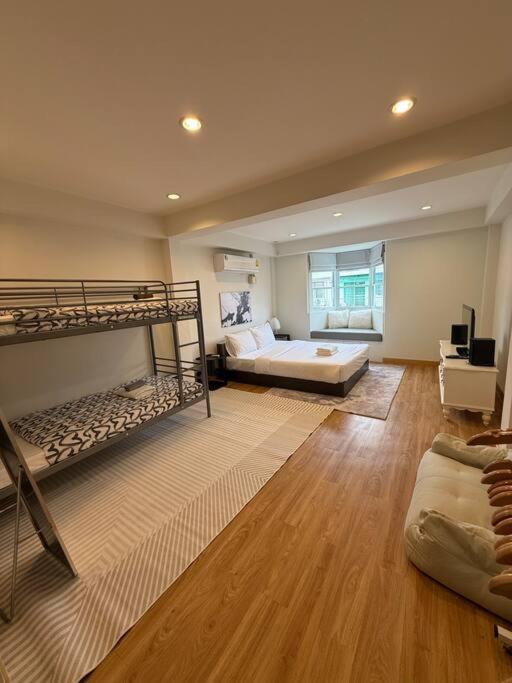 Huge 4 Story Japanese House Sleeps 9 Center Holiday home Bangkok