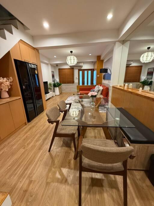 Huge 4 Story Japanese House Sleeps 9 Center *