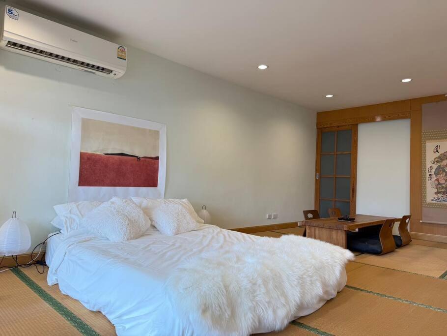 Huge 4 Story Japanese House Sleeps 9 Center