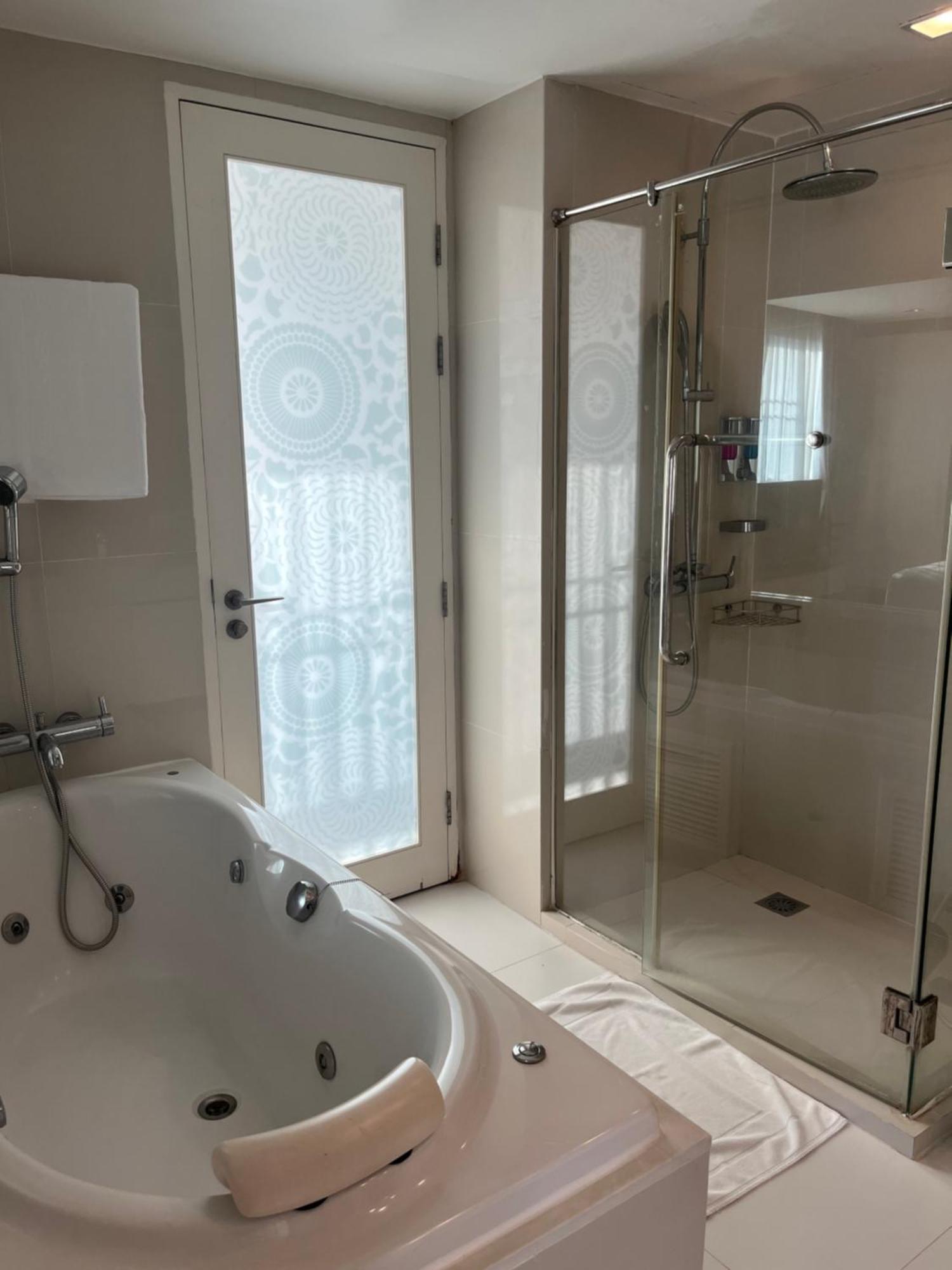 Spacious Bedroom- 2 Mins From Train Station Apartment