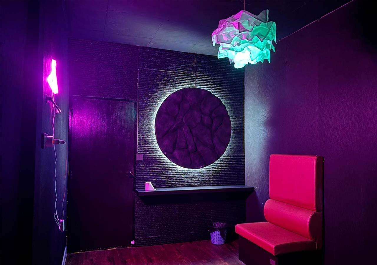Doctor Alien Don Mueang Hostel Bangkok