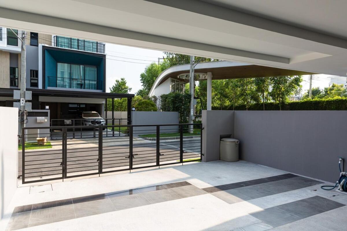 3 Bedroom 3 Bathroom, Luxury Home, Near Ekkamai *