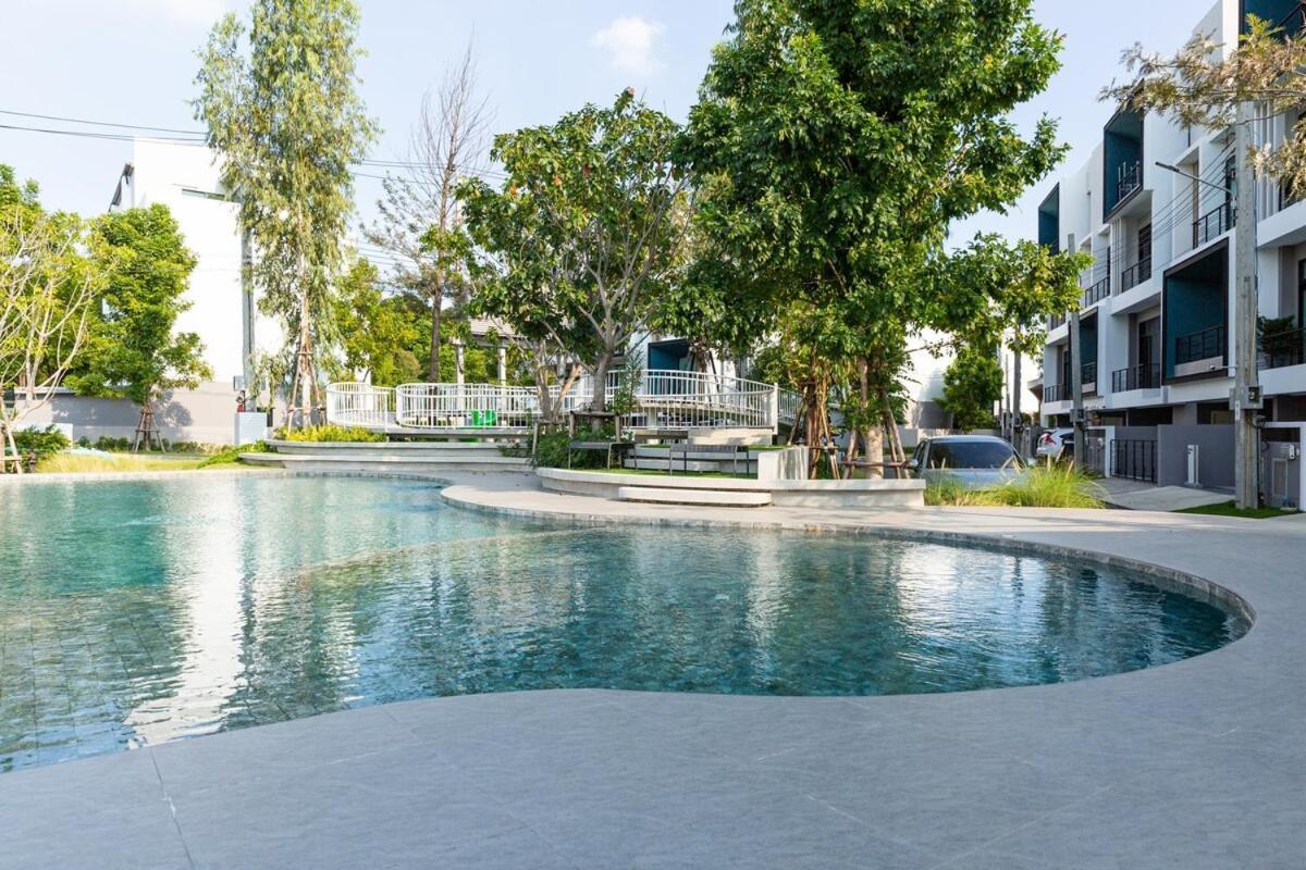 3 Bedroom 3 Bathroom, Luxury Home, Near Ekkamai Bangkok