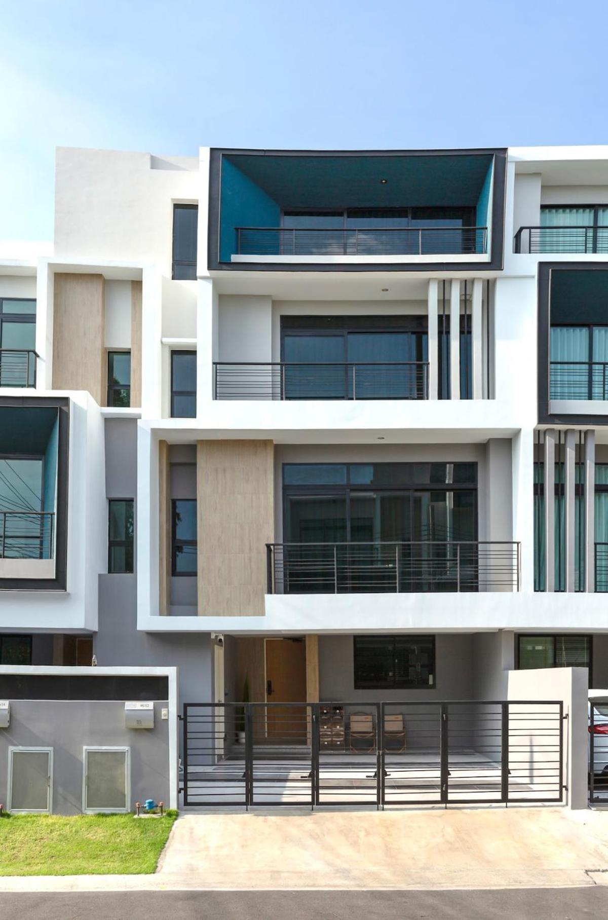 3 Bedroom 3 Bathroom, Luxury Home, Near Ekkamai Apartment