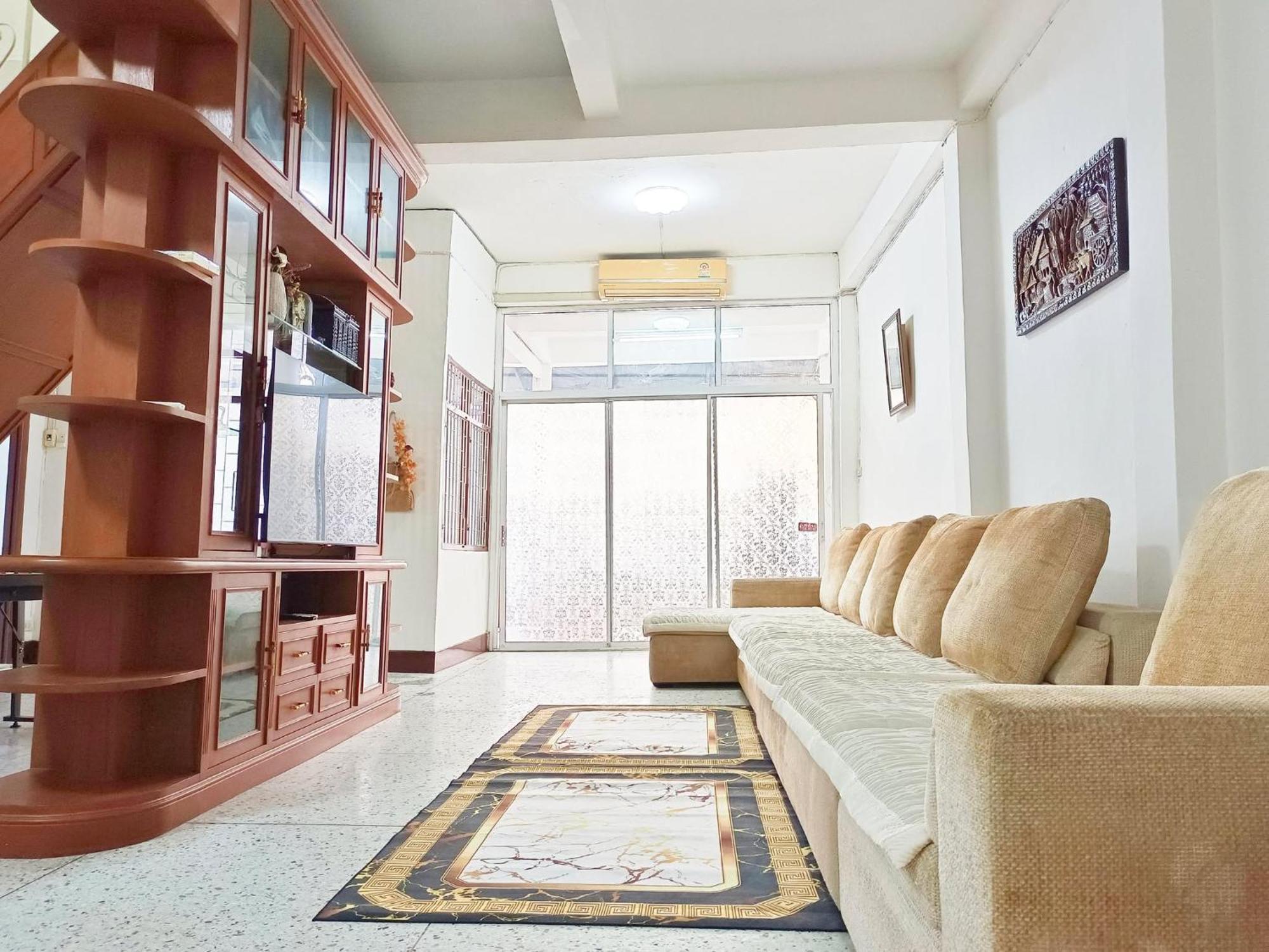 Rumah percutian Entire House For 16 People - Walking Distance From Bts Onnut *