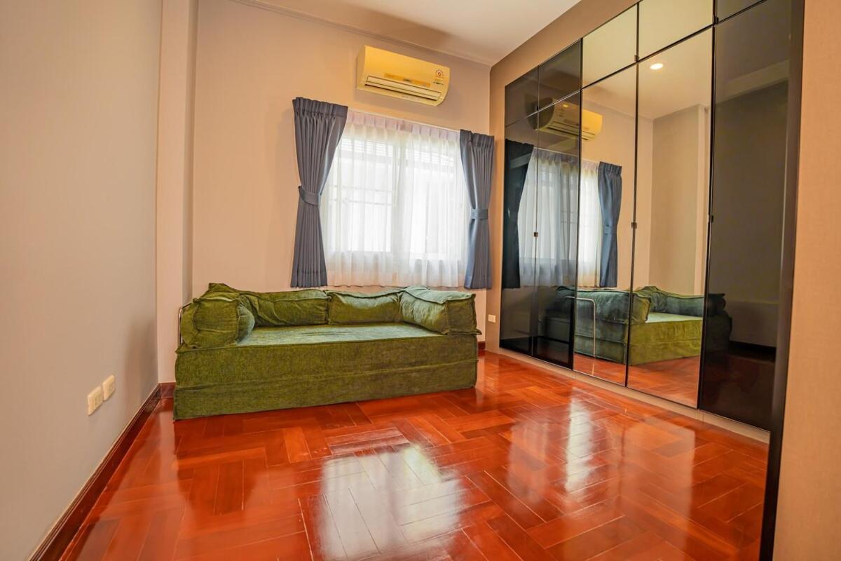 906 Center Single Pool Bts Asok 5 Bedrooms 6 Bathrooms Villa Bangkok
