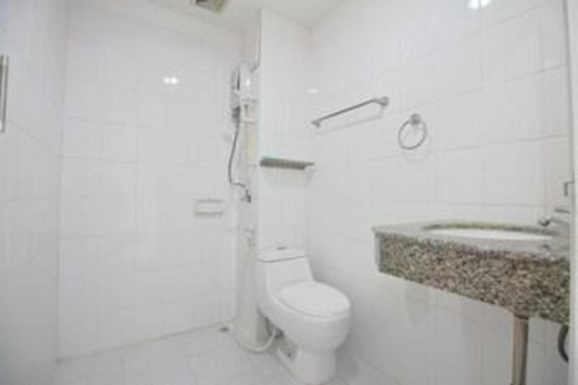 Super Oyo 498 Ladawan Hotel