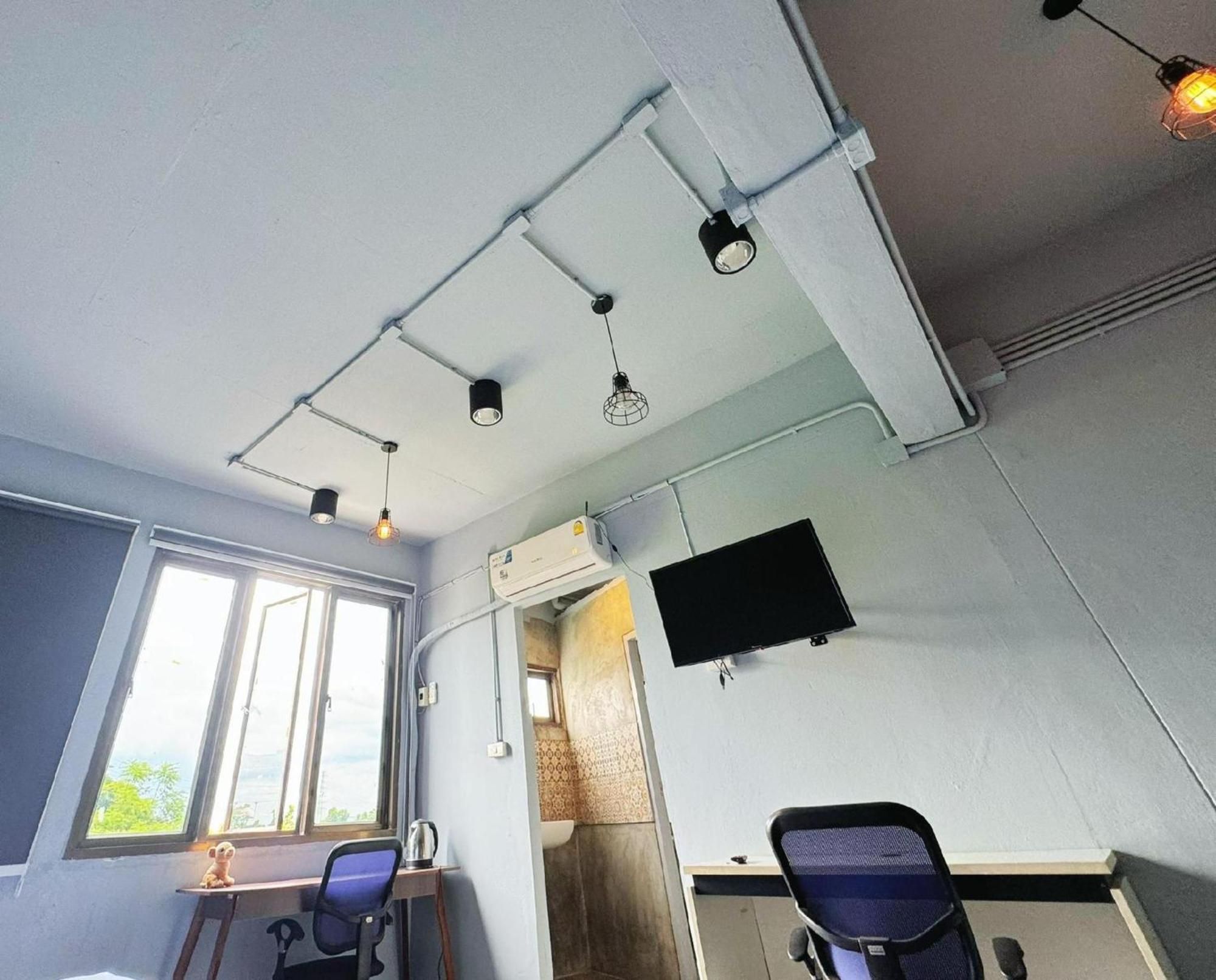 Hostel Oyo 75465 Lucky - Huai Khwang