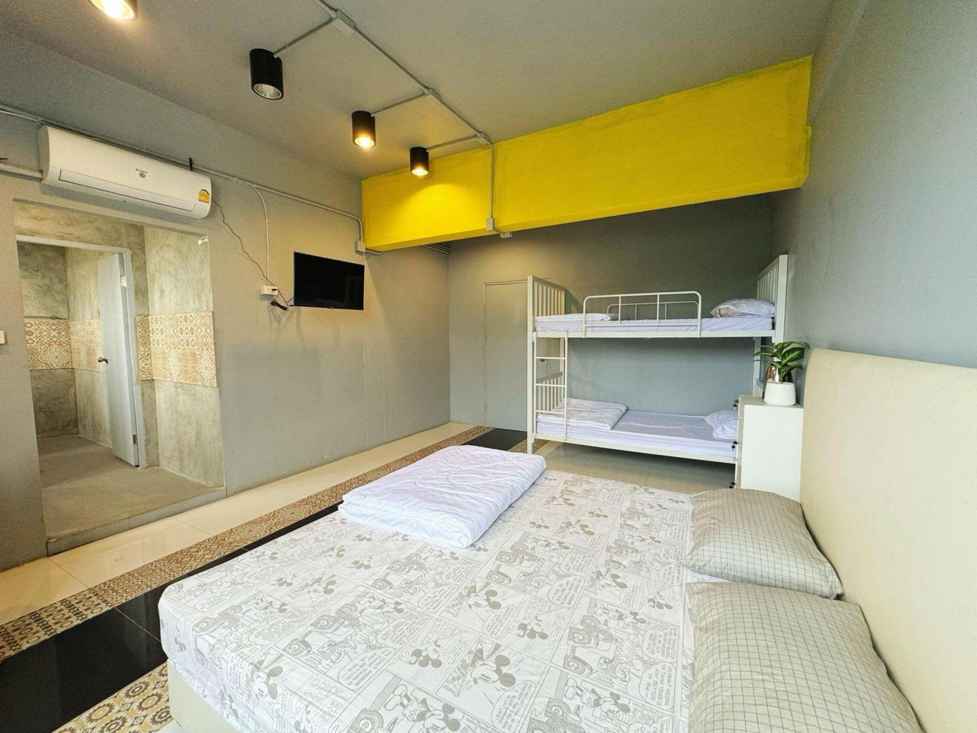 Hostel Oyo 75465 Lucky - Huai Khwang *