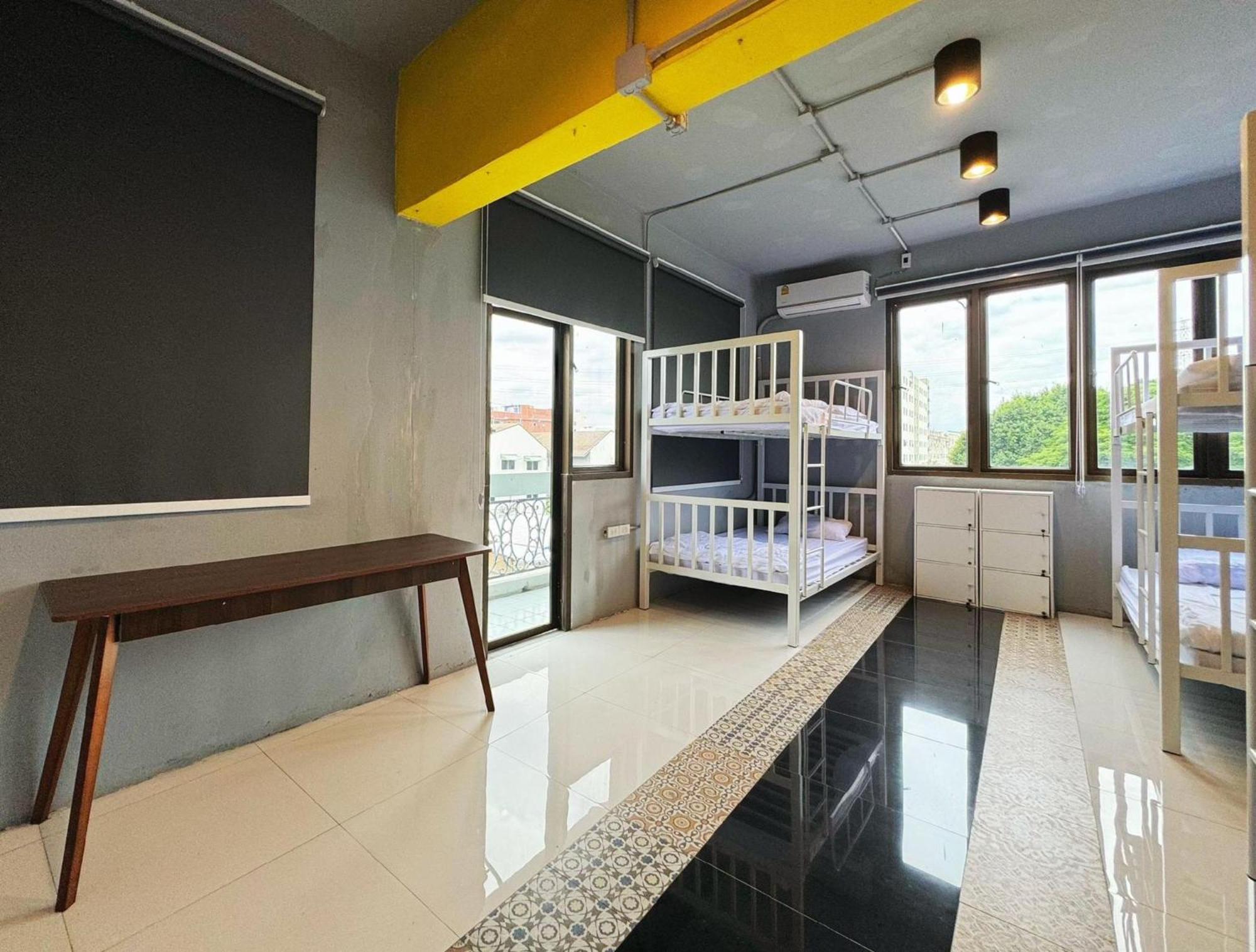 Hostel Oyo 75465 Lucky - Huai Khwang