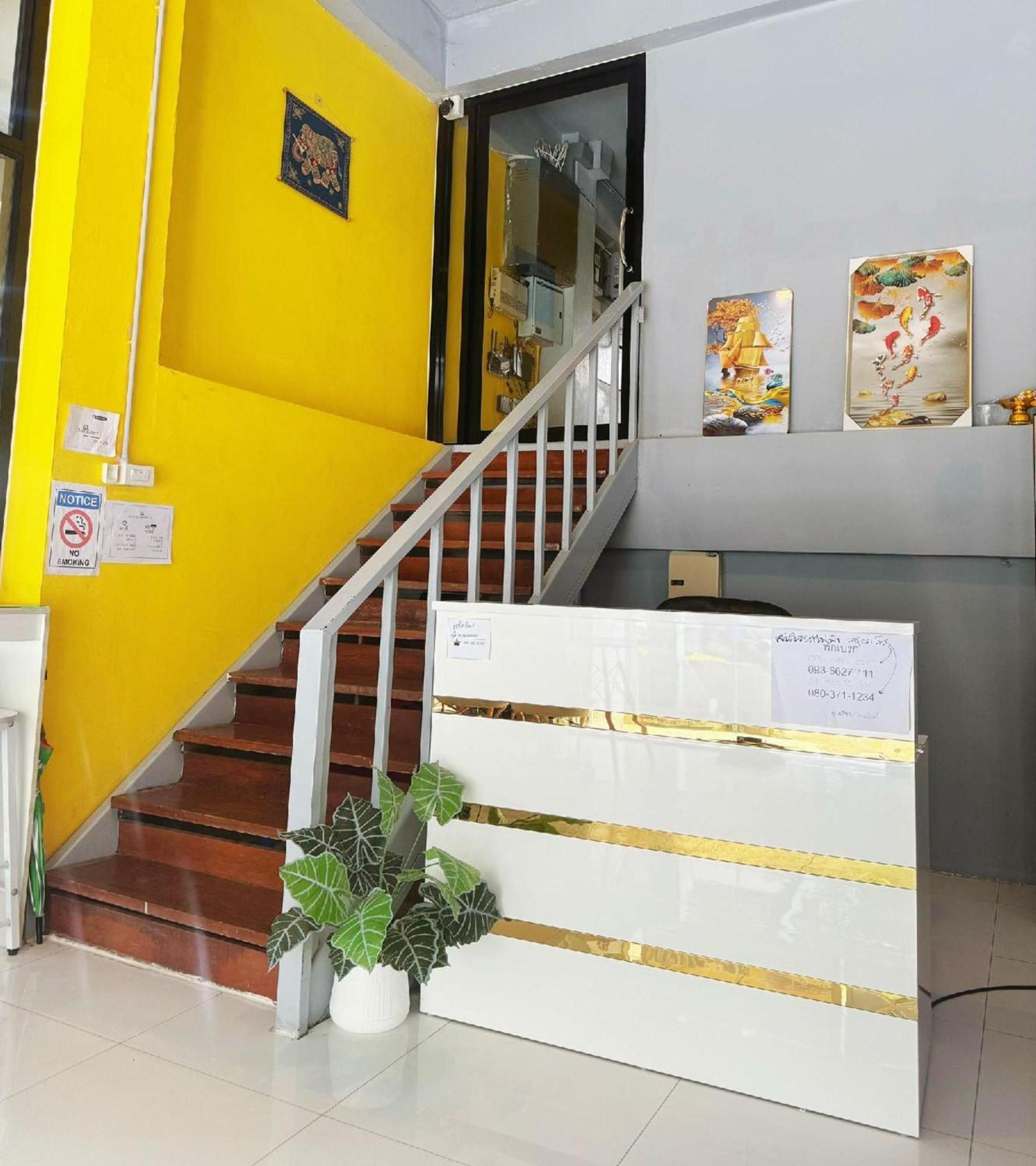 Hostel Oyo 75465 Lucky - Huai Khwang *