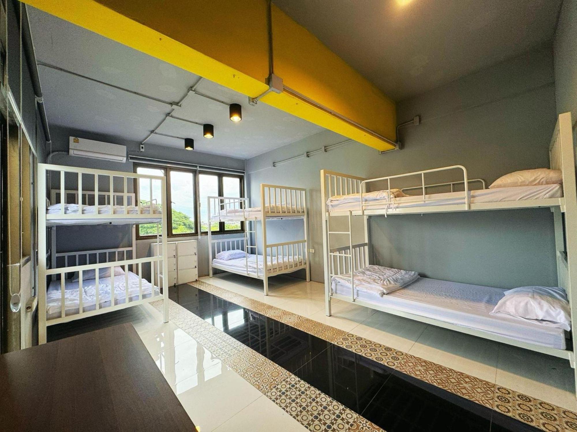 Hostel Oyo 75465 Lucky - Huai Khwang