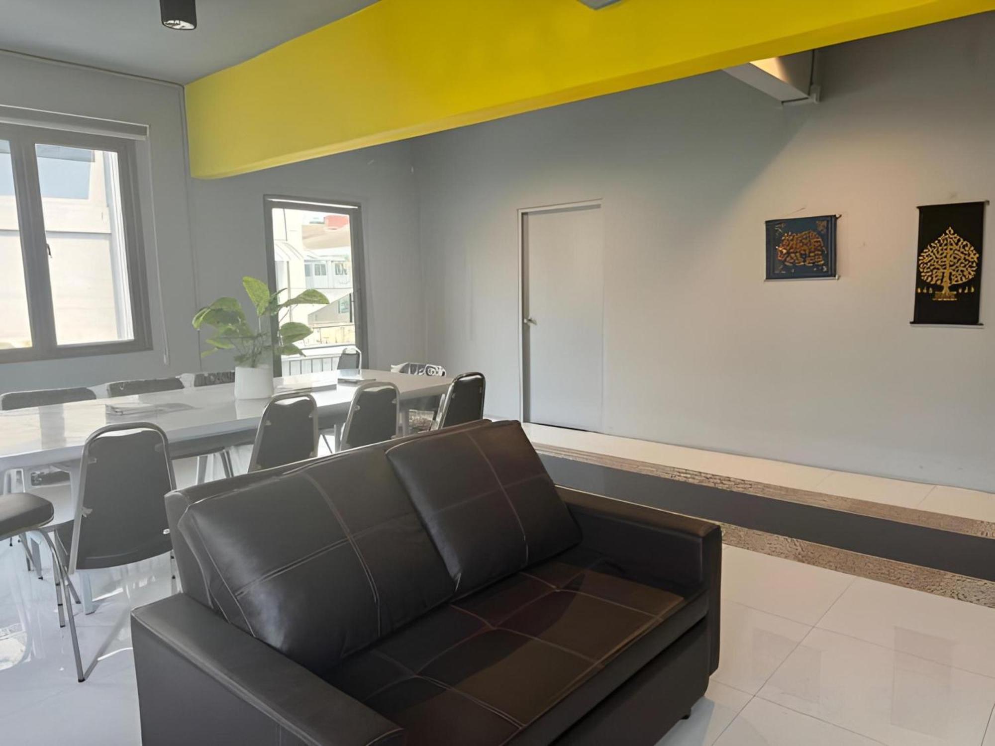 Hostel Oyo 75465 Lucky - Huai Khwang Bangkok