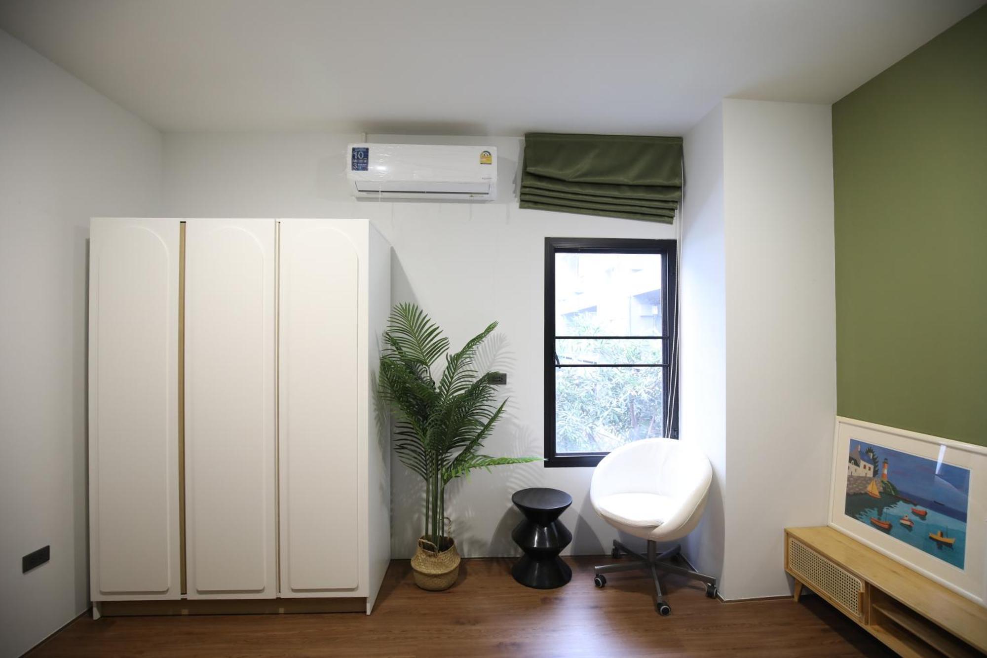 Chic Ekkamai Escape Near Bts, Dining & Nightlife Ferienhaus Bangkok