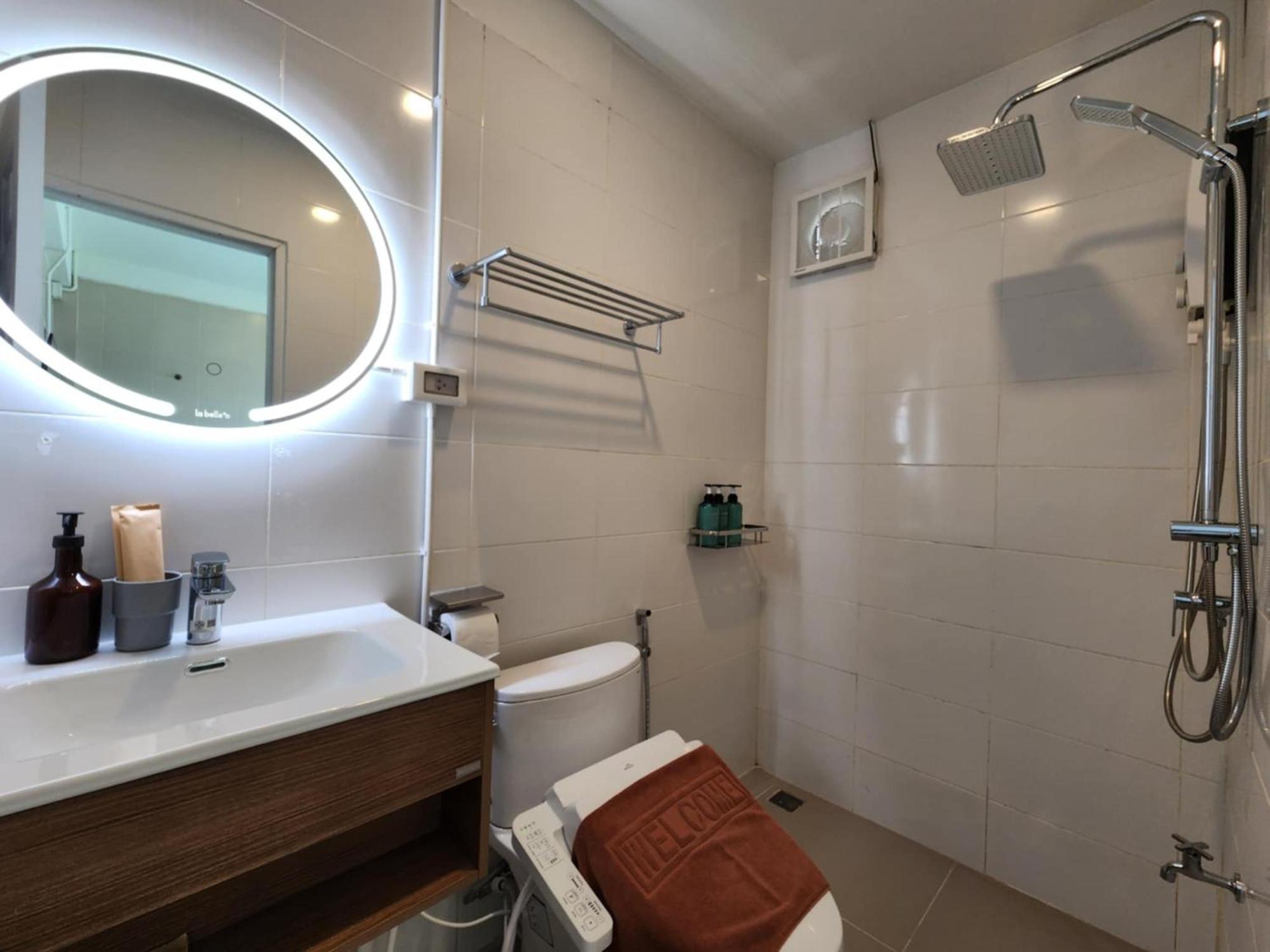 Lo-ha Guest House, Contactless Check-in Hostel Bangkok