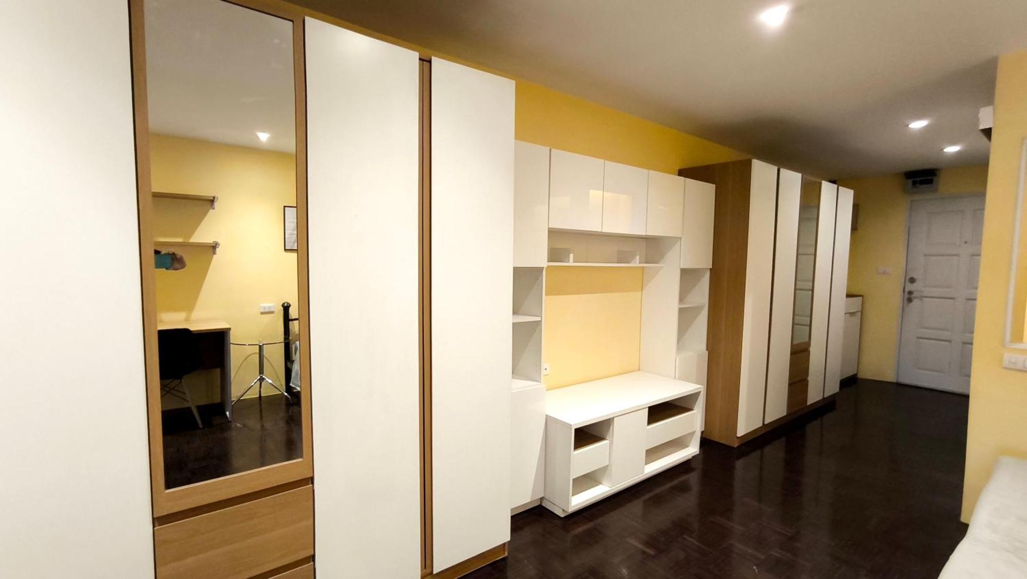 Apartment Silom 1bedroom With 2 Kings Bed For 4 Persons *